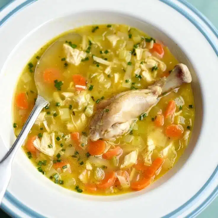 Soupe de poulet classique servie dans un bol en céramique.