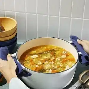Soupe poulet et riz chaude servie dans un bol attrayant