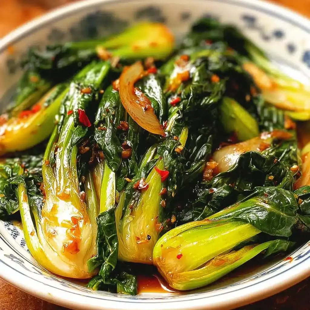 Plat de Chou Chinois Poêlé savoureux et coloré, prêt à être dégusté.