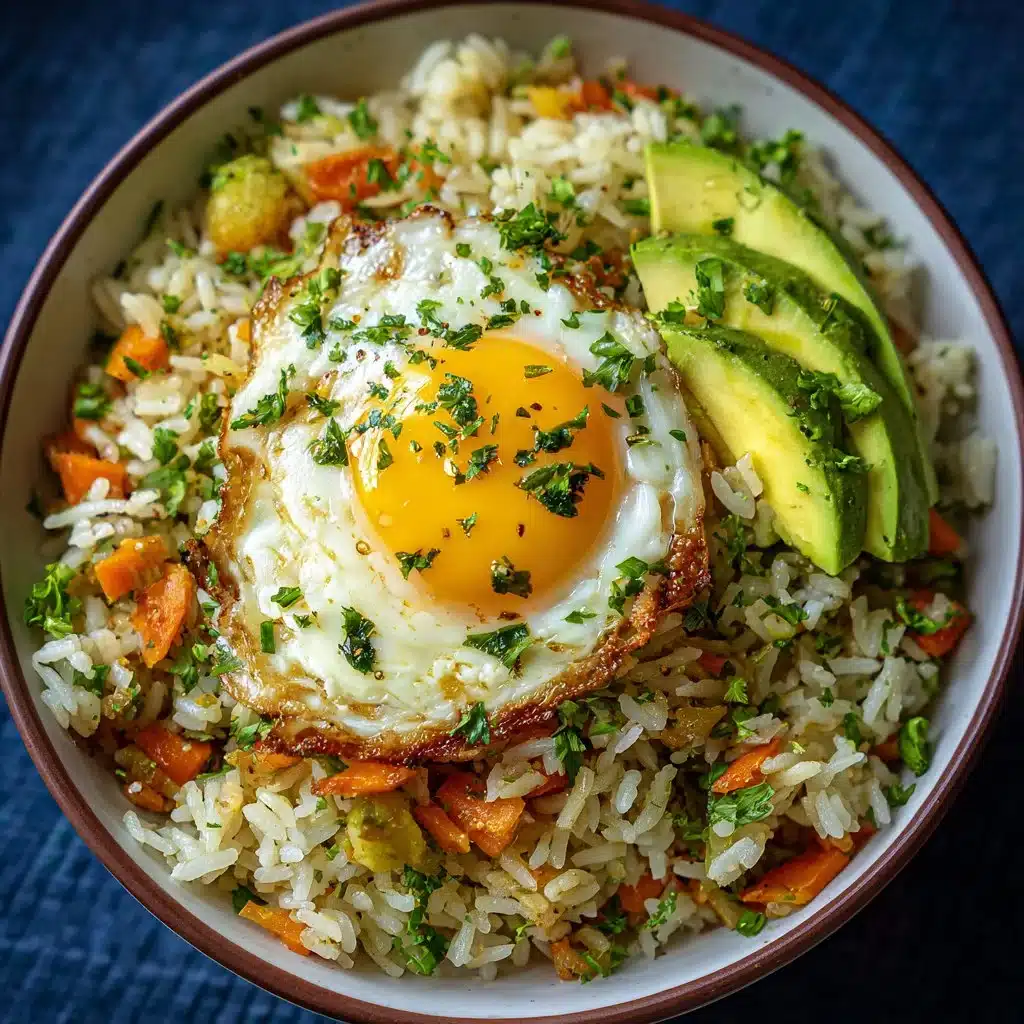 RIZ SAUTÉ À L'AIL ET CAROTTE, AVOCAT ET OEUF 🥑 1 Riz sauté à l'ail et carotte avec avocat et œuf, plat coloré et savoureux