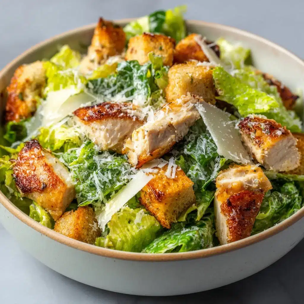 Salade César au poulet faible en glucides 1 Salade César au poulet faible en glucides, riche en saveurs et légère